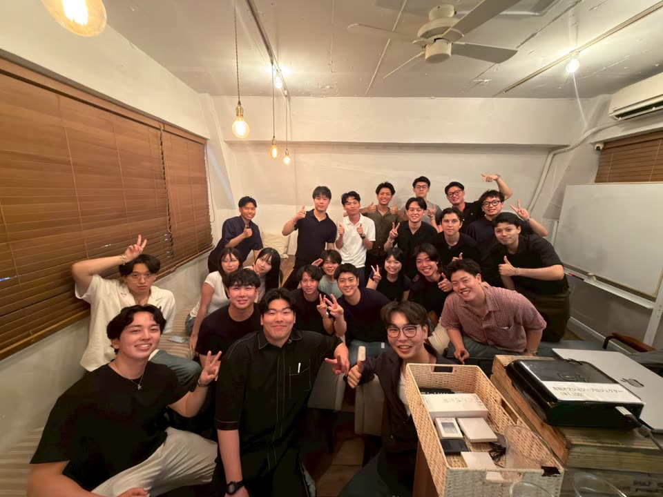 オフィスに集まったメンバーの集合写真