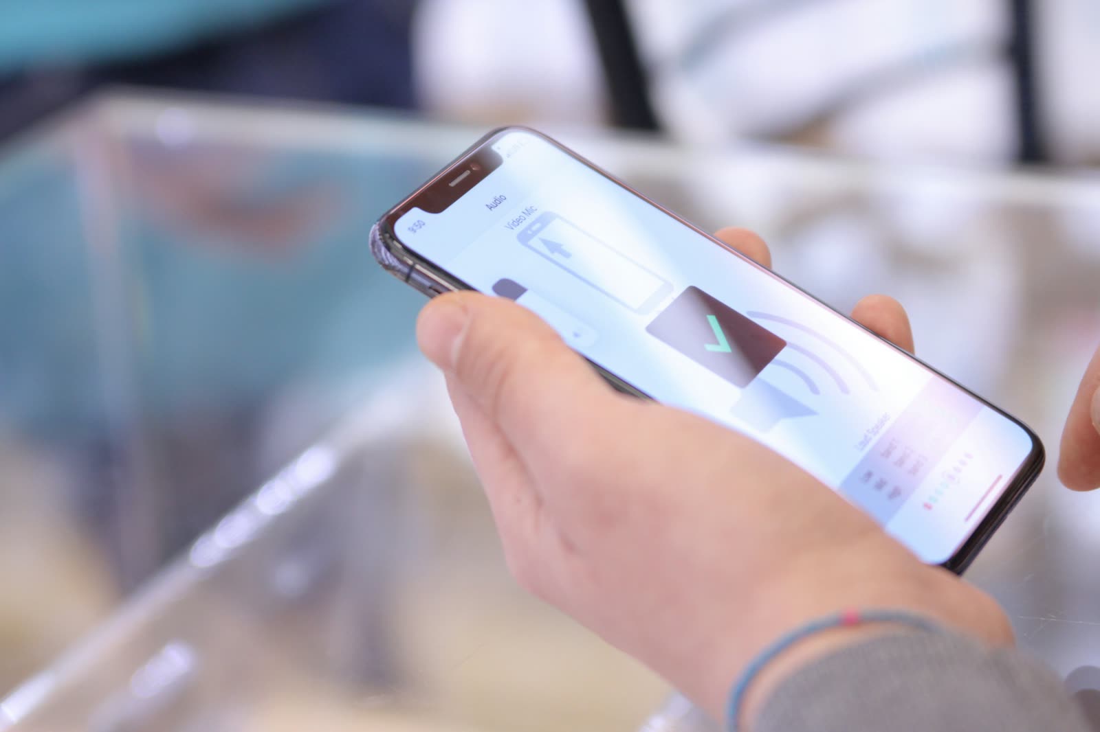 スマートフォンを操作する手元